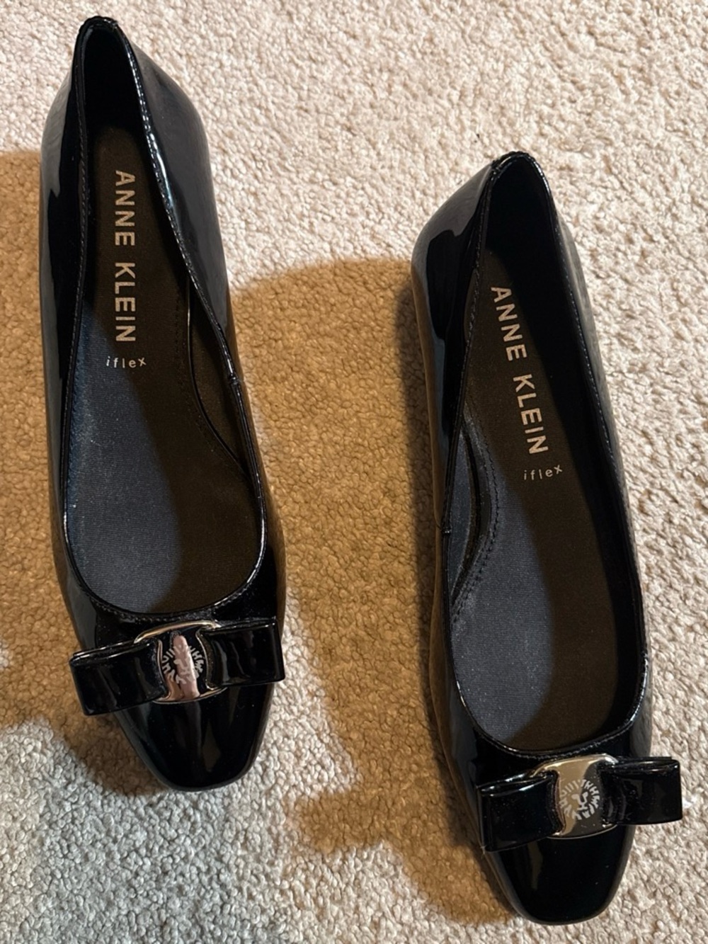 NWOB Anne Klein Black Patent Leather iFlex Silver Lion Logo Accented Bow Sz 8.5 - Picture 2 of 5